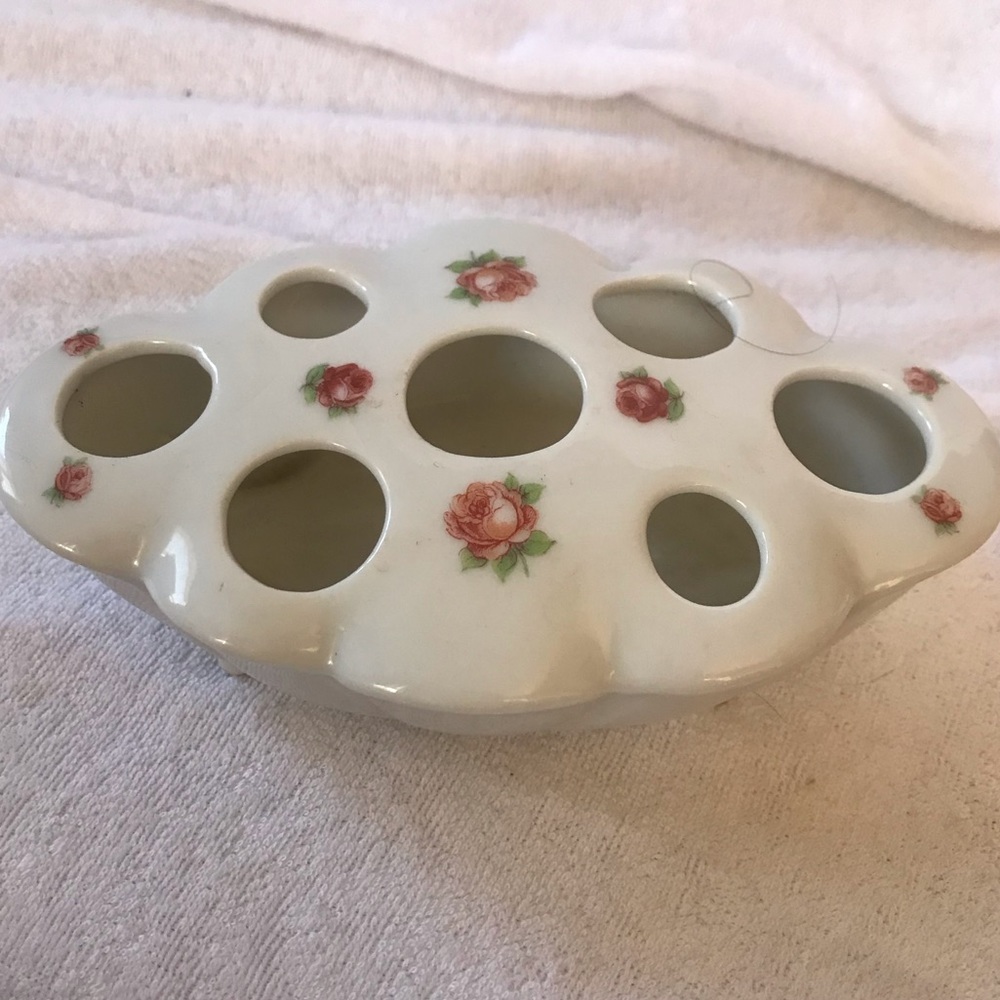 Ceramic lipstick holder with roses